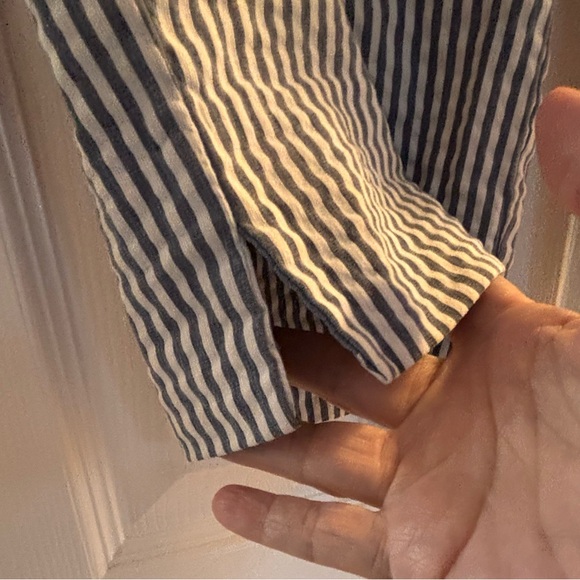 Jones New York Navy and White Striped Seersucker Capri Pants - Picture 4 of 5